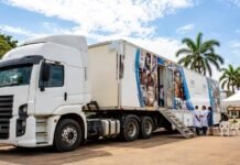 Atendimento itinerante reforça diagnóstico da hanseníase em Rondônia Carreta Roda Hans em Rondônia com unidade móvel de saúde estacionada para atendimento especializado à população