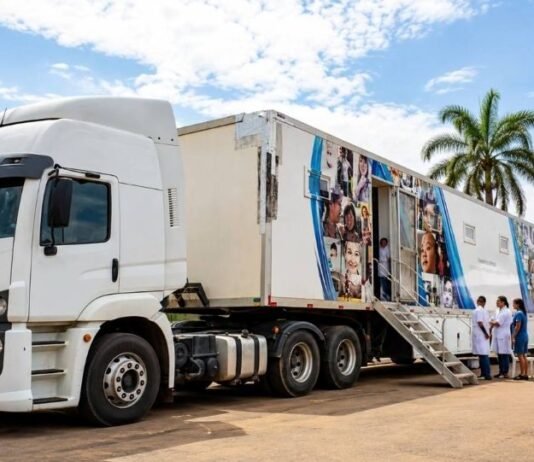 Atendimento itinerante reforça diagnóstico da hanseníase em Rondônia Carreta Roda Hans em Rondônia com unidade móvel de saúde estacionada para atendimento especializado à população