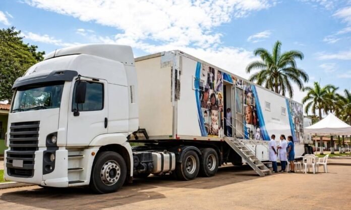 Carreta Roda Hans em Rondônia com unidade móvel de saúde estacionada para atendimento especializado à população