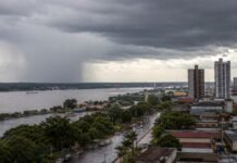 Chuva no Norte deve ser forte mas Rondônia terá menos volume Céu carregado e chuva sobre Porto Velho durante previsão de chuva no Norte