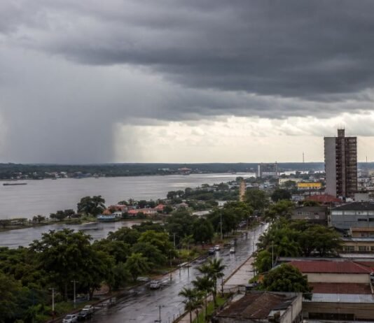 Chuva no Norte deve ser forte mas Rondônia terá menos volume Céu carregado e chuva sobre Porto Velho durante previsão de chuva no Norte