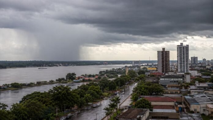 Céu carregado e chuva sobre Porto Velho durante previsão de chuva no Norte