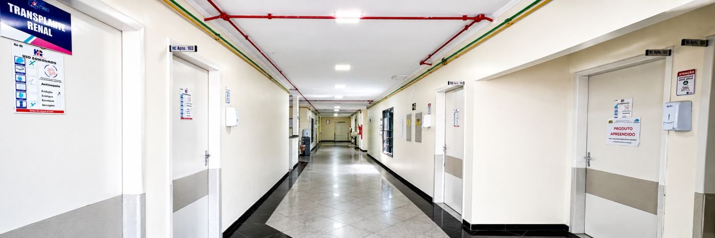 Corredor interno do Hospital Municipal de Porto Velho com sinalização, portas de atendimento e iluminação hospitalar