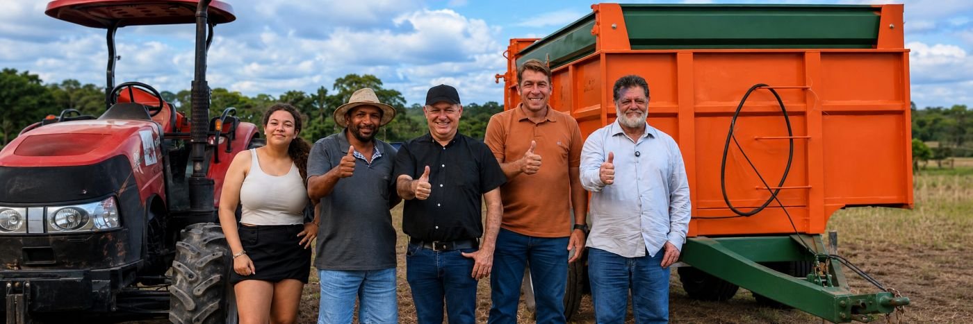 Implementos agrícolas entregues a associação rural em Monte Negro