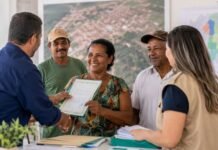 Regularização fundiária em Cacaulândia entrega 106 certidões Moradores recebem certidão durante ação de regularização fundiária em Cacaulândia