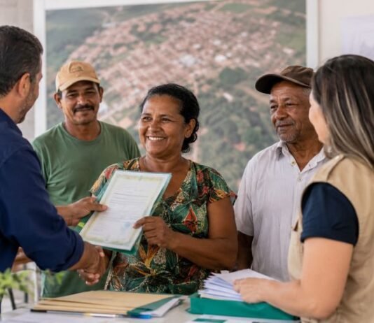 Regularização fundiária em Cacaulândia entrega 106 certidões Moradores recebem certidão durante ação de regularização fundiária em Cacaulândia