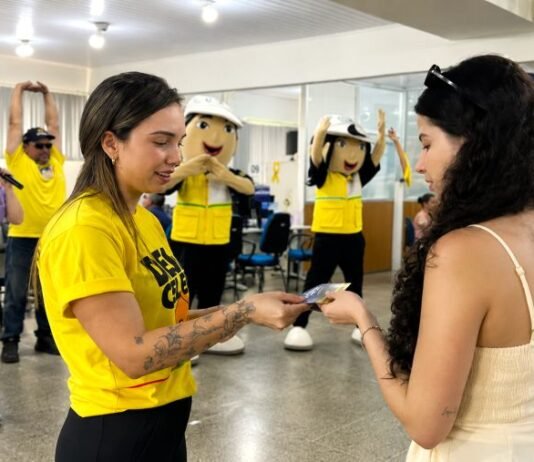 Ação do Maio Amarelo aproxima orientação de trânsito na Ciretran de Porto Velho Ação do Maio Amarelo com orientação ao público na Ciretran de Porto Velho