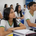 Abandono escolar no ensino médio cai de 7,5% para 4,3% em Rondônia Estudantes do ensino médio acompanham aula em sala de escola pública, representando a queda do abandono escolar em Rondônia.