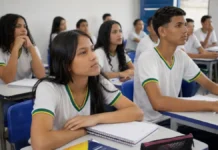 Abandono escolar no ensino médio cai de 7,5% para 4,3% em Rondônia Estudantes do ensino médio acompanham aula em sala de escola pública, representando a queda do abandono escolar em Rondônia.