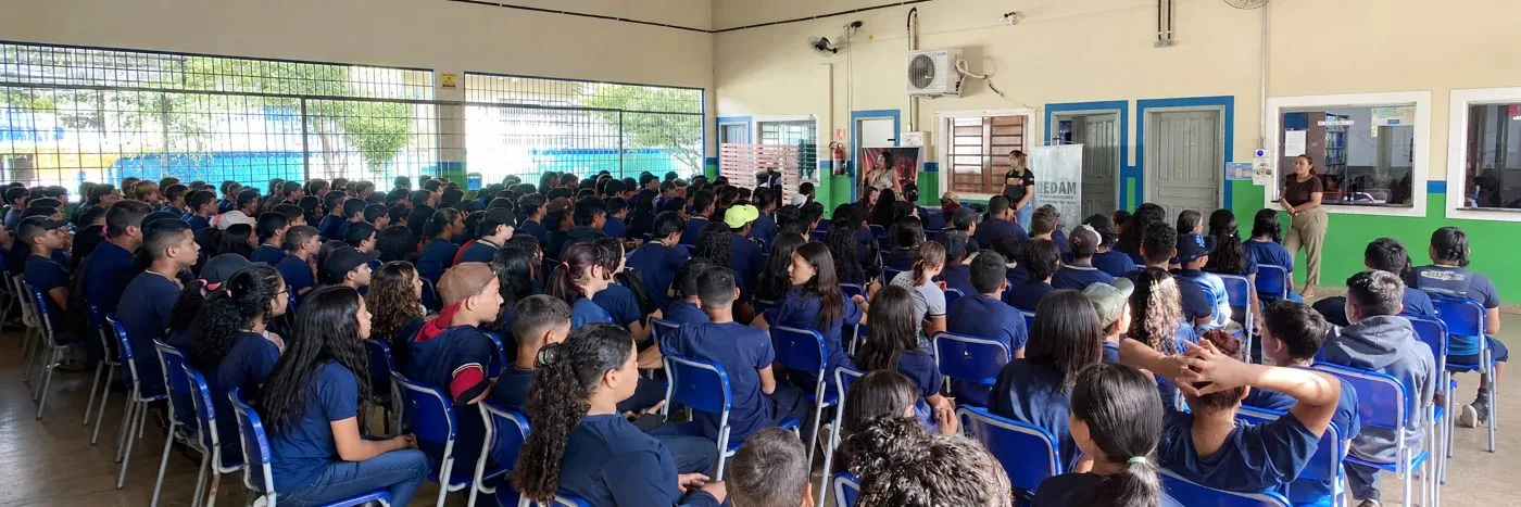 Estudantes participam de palestra de educação ambiental sobre prevenção às queimadas em escola pública de Rondônia.