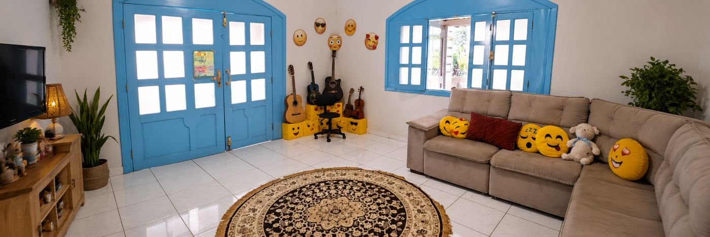 Sala acolhedora e colorida em residência terapêutica, com sofá, janelas azuis, plantas e instrumentos musicais, representando cuidado humanizado em saúde mental.