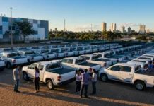 Rondônia entrega veículos e kits tecnológicos para reforçar assistência social nos municípios Frota de veículos organizada em pátio institucional, representando reforço ao atendimento socioassistencial em Rondônia.