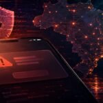 Defesa Civil Alerta é retirado do ar após invasão e disparo falso Celular exibe aviso de emergência após invasão ao sistema Defesa Civil Alerta no Brasil