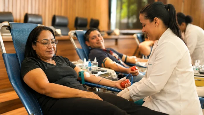 Profissional de saúde acompanha doadora durante campanha de doação de sangue MPRO em ambiente institucional organizado.