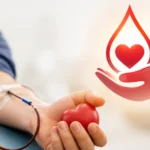 Campanha de doação de sangue mobiliza voluntários em Porto Velho Pessoa realiza doação de sangue segurando coração vermelho em ambiente clínico iluminado