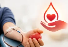 Campanha de doação de sangue mobiliza voluntários em Porto Velho Pessoa realiza doação de sangue segurando coração vermelho em ambiente clínico iluminado