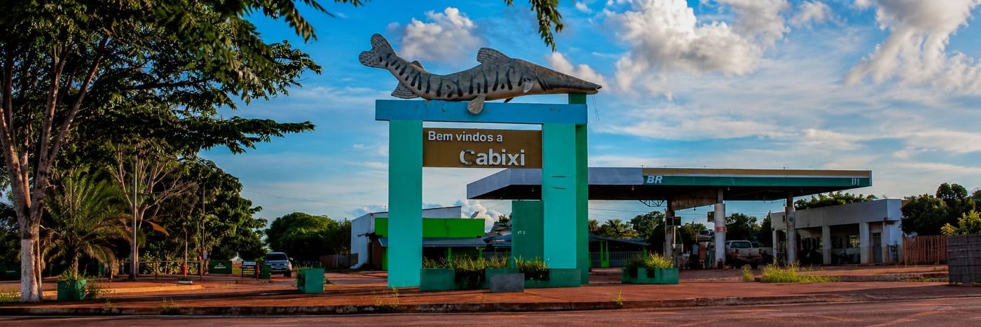Portal de entrada do município de Cabixi, em Rondônia, com escultura de peixe sobre a placa de boas-vindas.