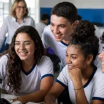 Escolas estaduais de Rondônia conquistam destaque no Enem 2025 Estudantes da rede estadual em sala de informática comemoram resultado positivo no Enem 2025.