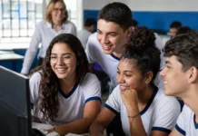 Escolas estaduais de Rondônia conquistam destaque no Enem 2025 Estudantes da rede estadual em sala de informática comemoram resultado positivo no Enem 2025.
