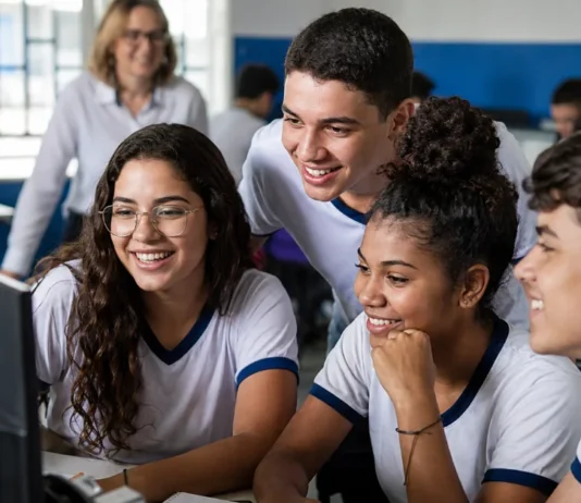 Escolas estaduais de Rondônia conquistam destaque no Enem 2025 Estudantes da rede estadual em sala de informática comemoram resultado positivo no Enem 2025.