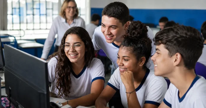 Estudantes da rede estadual em sala de informática comemoram resultado positivo no Enem 2025.