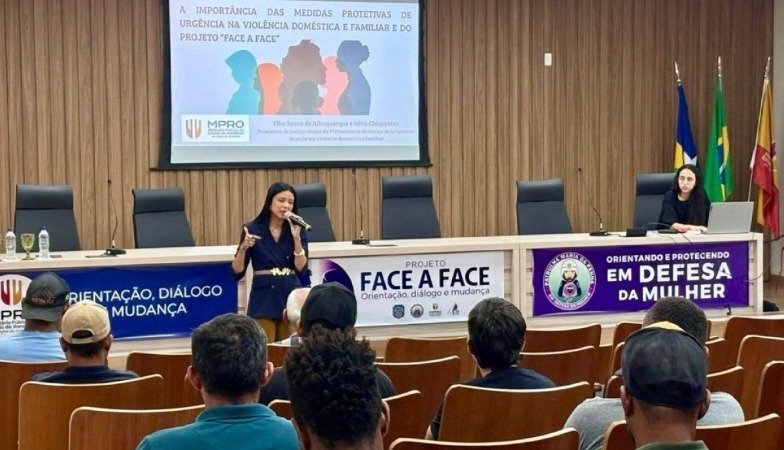 Palestra do projeto Face a Face em auditório institucional, com participantes sentados e orientação sobre medidas protetivas e violência doméstica.