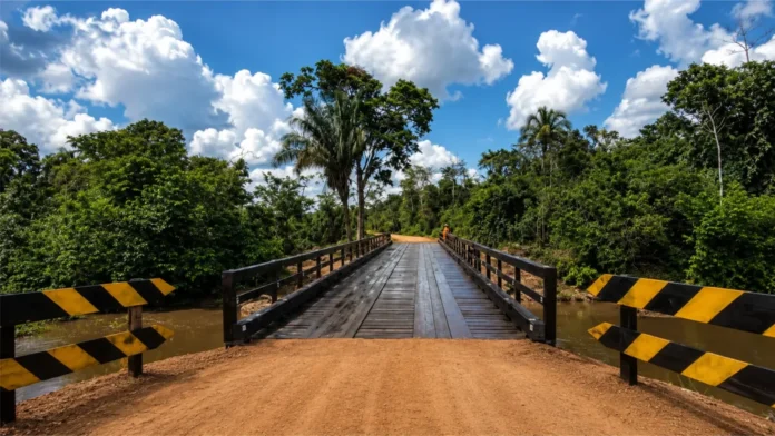 Ponte de madeira recém-concluída na RO-267 aparece sobre o rio Novo Mundo, em área rural de Alvorada do Oeste.