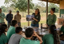 Sedam leva ações contra queimadas a escolas, comércios e áreas rurais em Rondônia Educadores ambientais orientam estudantes e moradores sobre prevenção às queimadas em Rondônia durante atividade educativa em área rural.