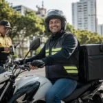 Novas regras para mototaxistas entram em vigor em Rondônia Motociclista profissional com capacete e mochila de entrega aparece em rua urbana, representando novas regras para mototaxistas em Rondônia.