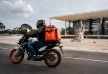 STF retoma julgamento sobre uberização e vínculo com aplicativos Entregador de aplicativo em motocicleta diante do STF representa julgamento sobre uberização e vínculo trabalhista