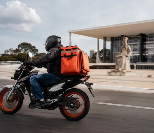 STF retoma julgamento sobre uberização e vínculo com aplicativos Entregador de aplicativo em motocicleta diante do STF representa julgamento sobre uberização e vínculo trabalhista