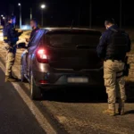 PRF detém motorista por adulteração de placa durante fiscalização na BR-408 Adulteração de placa é investigada pela PRF durante fiscalização noturna em rodovia federal.
