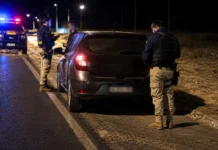 PRF detém motorista por adulteração de placa durante fiscalização na BR-408 Adulteração de placa é investigada pela PRF durante fiscalização noturna em rodovia federal.