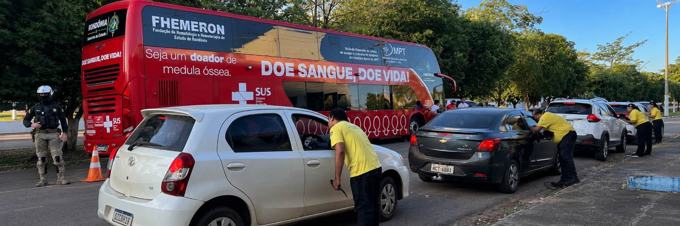 Motoristas recebem orientações sobre doação de sangue durante ação educativa em Porto Velho.