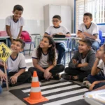 Detran inicia nova turma do Agente Mirim em Porto Velho Agente mirim no trânsito inicia nova turma em Porto Velho com aula prática de educação viária em sala de aula.