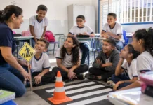 Detran inicia nova turma do Agente Mirim em Porto Velho Agente mirim no trânsito inicia nova turma em Porto Velho com aula prática de educação viária em sala de aula.