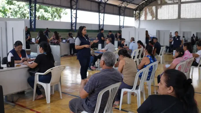 Ação de cidadania com moradores aguardando atendimento do INSS em Porto Velho no bairro Mariana
