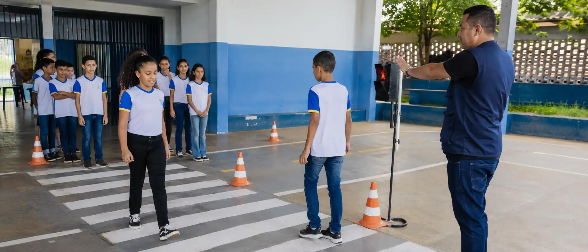 Aula prática de travessia segura com alunos em Porto Velho Alunos participam de atividade prática de travessia segura no projeto agente mirim do trânsito em Porto Velho.