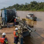 Fibra óptica começa a ser lançada no Madeira e seguirá até Rondônia Infovia 05 é instalada por balsa-plataforma no Rio Madeira entre Amazonas e Rondônia