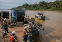 Fibra óptica começa a ser lançada no Madeira e seguirá até Rondônia Infovia 05 é instalada por balsa-plataforma no Rio Madeira entre Amazonas e Rondônia
