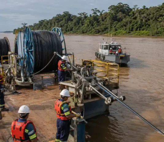 Fibra óptica começa a ser lançada no Madeira e seguirá até Rondônia Infovia 05 é instalada por balsa-plataforma no Rio Madeira entre Amazonas e Rondônia