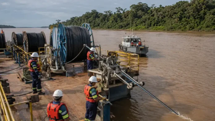Infovia 05 é instalada por balsa-plataforma no Rio Madeira entre Amazonas e Rondônia