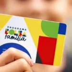 Beneficiários com NIS final 6 recebem parcela do bolsa família nesta segunda Beneficiária consulta o Bolsa Família para NIS final 6 pelo celular em residência de Rondônia