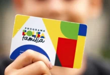 Beneficiários com NIS final 6 recebem parcela do bolsa família nesta segunda Beneficiária consulta o Bolsa Família para NIS final 6 pelo celular em residência de Rondônia