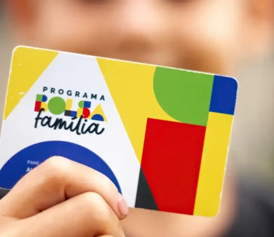 Beneficiários com NIS final 6 recebem parcela do bolsa família nesta segunda Beneficiária consulta o Bolsa Família para NIS final 6 pelo celular em residência de Rondônia