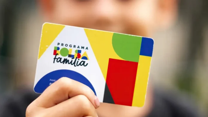Beneficiária consulta o Bolsa Família para NIS final 6 pelo celular em residência de Rondônia