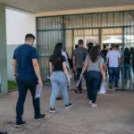 Ji-Paraná terá provas de concursos municipais neste domingo Candidatos chegam para as provas dos concursos de Ji-Paraná em local de aplicação