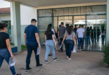 Ji-Paraná terá provas de concursos municipais neste domingo Candidatos chegam para as provas dos concursos de Ji-Paraná em local de aplicação