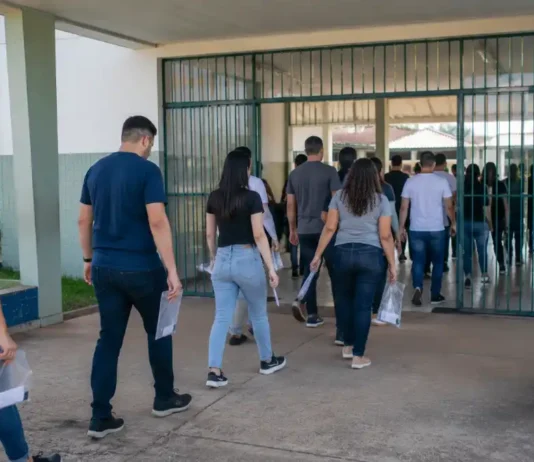 Ji-Paraná terá provas de concursos municipais neste domingo Candidatos chegam para as provas dos concursos de Ji-Paraná em local de aplicação