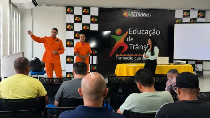 Motoristas participam de capacitação sobre primeiros socorros no trânsito em Porto Velho.
